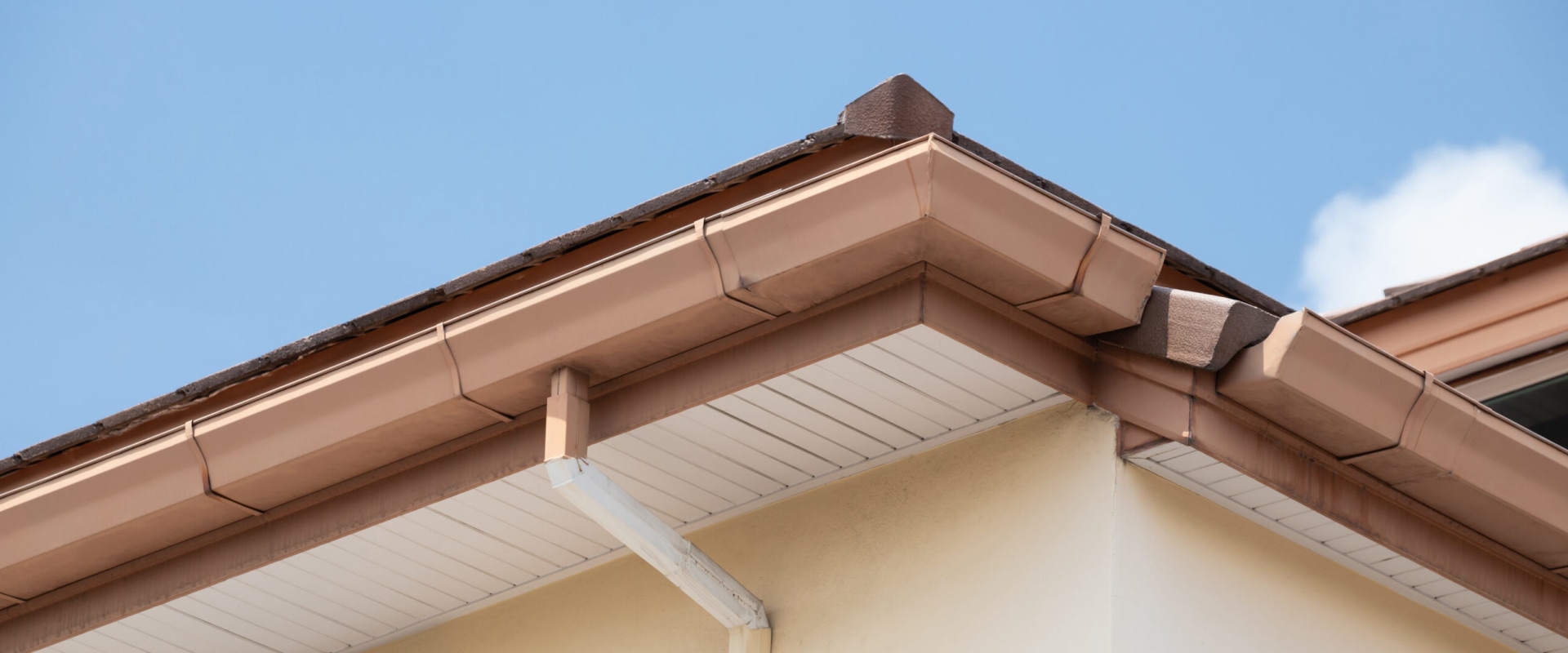 How much should labor cost to install gutters?